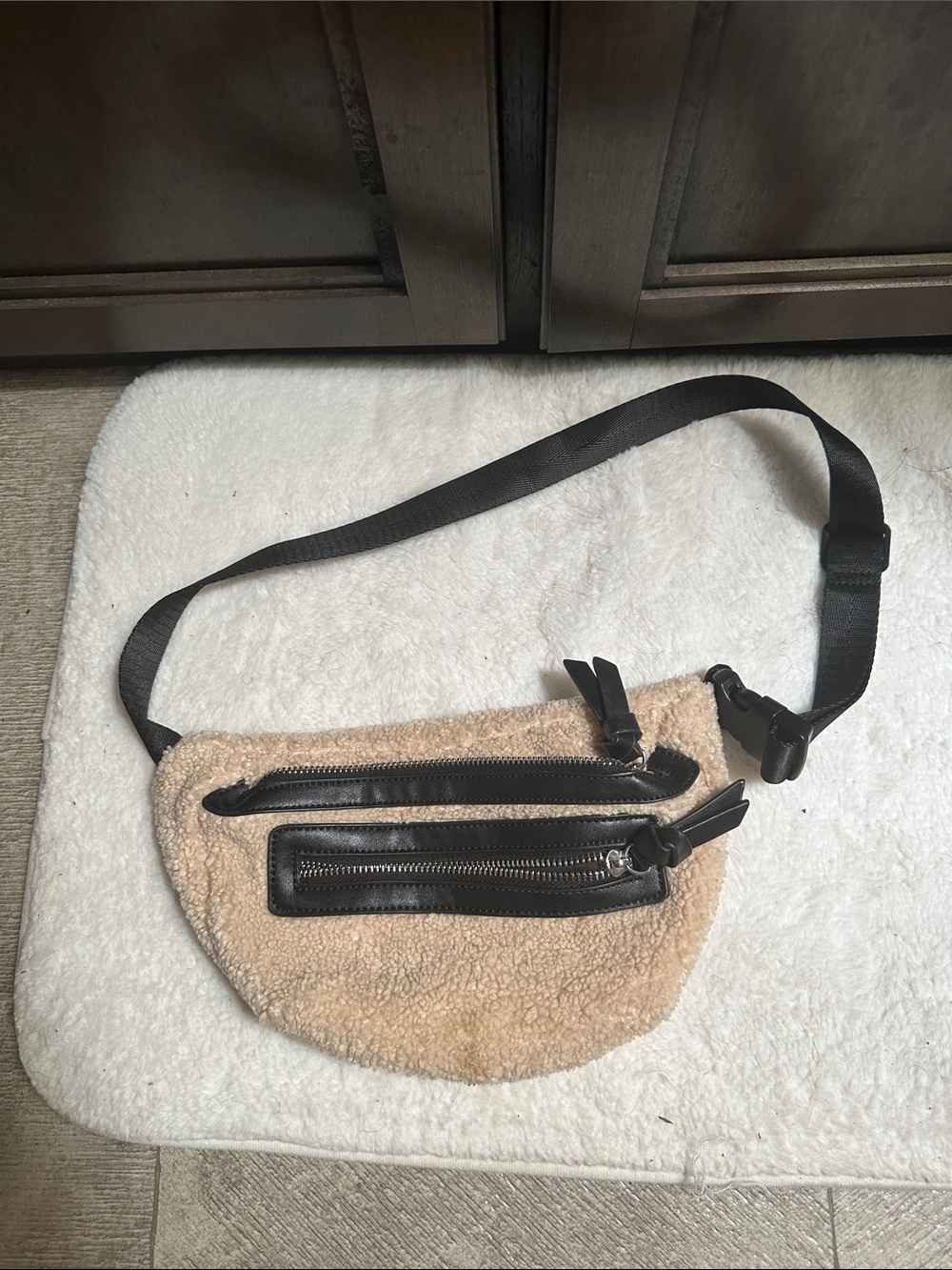 Source Unknown Beige Sherpa Belt Bag with Black Trim
